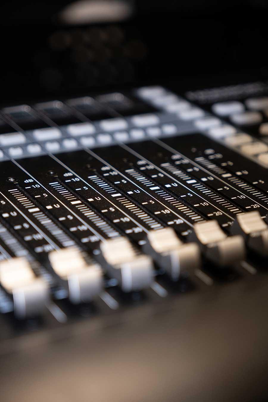 Mixer e attrezzatura audio nello studio OFFREC