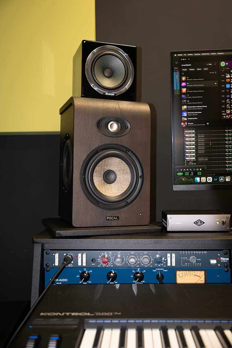 Monitor da studio durante l'ascolto del brano finito